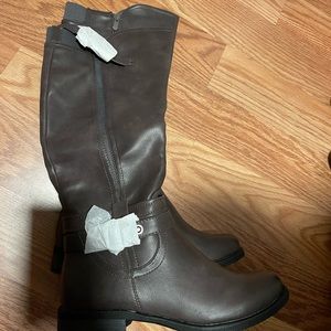 Knee high boots in dark brown